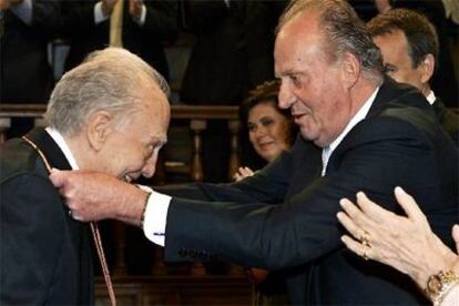 El rey Juan Carlos impone ayer a Sergio Pitol la medalla del Premio Cervantes.