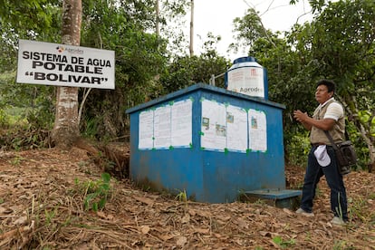 El ingeniero Elmer Quispe Salcedo muestra el tanque de almacenamiento de agua potable de la comunidad de Bolívar, en la Amazonia peruana, con capacidad para 3.000 litros. Los mismos beneficiarios del proyecto para su instalación de la Fundación Mainel, en colaboración con la organización peruana Aprodes, han ayudado a construir el sistema, que recoge el agua desde un río cercano hasta un depósito. El agua cae por gravedad y continúa a las casetas sanitarias que tienen cada una de las 100 familias abastecidas, de las comunidades de Alto Chavini, Quimotari y Bolívar. También son los vecinos quienes hacen el mantenimiento cada 30 días: realizan la limpieza interna y externa, la clarificación, la desinfección y la limpieza del circuito de tuberías hasta el ojo de agua (la toma donde inicialmente se recoge).