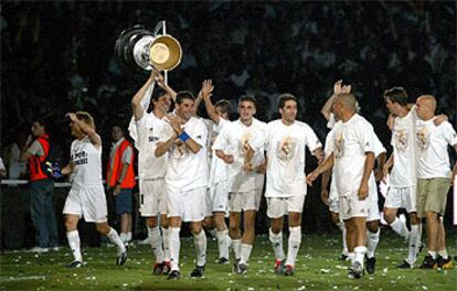 Salgado, Solari (que levanta un trofeo de plástico), Hierro, Helguera, Portillo, Raúl, Ronaldo, Pavón y Cambiasso celebran el título con una camiseta especial para la ocasión.