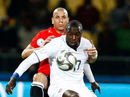 Altidore disputa el balón con el egipcio Gomaa.