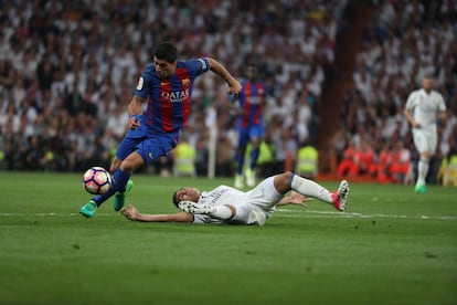 Luis Suárez elude una entrada de Casemiro en el último clásico.