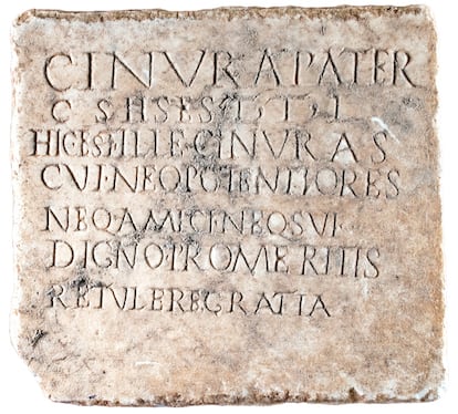 Lápida de Cinuras, un esclavo liberto que vivió en el siglo I en Cádiz y que dejó escrito para la posteridad que nadie le profesó gratitud en vida.
