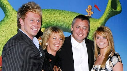 Michael Robinson, su mujer, Christine, y sus hijos Liam y Aimee, en junio de 2007 en un estreno en Madrid.