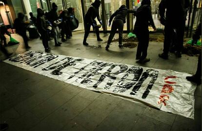 Los Comités de Defensa de la República (CDR) arrojan heces y basura ante las puertas de varios juzgados de Cataluña.