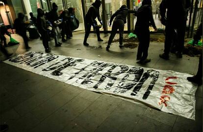 Los Comités de Defensa de la República (CDR) arrojan heces y basura ante las puertas de varios juzgados de Cataluña. 