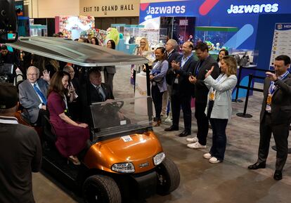 Warren Buffett, saludo desde un cochecito eléctrico en la feria que organiza Berkshire Hathaway con motivo de su junta de accionistas en Omaha (Nebraska).