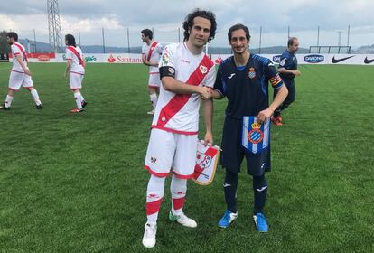 Raúl de la Peña, de 27 años, ha jugado como delantero y centrocampista para los franjirrojos y ha sido el máximo goleador del equipo. Es tremendamente amable, alegre y atento, lo que lo convierte en un líder para sus compañeros dentro y fuera del ccampo. Le gusta tanto el fútbol que quiere seguir los pasos de su compañero Vicente y convertirse en entrenador. "Me fijo en lo que hacen mis técnicos y en cómo nos tratan. Nunca dejan de animarnos", valora. Como Álvaro, tenía miedo a volar. Enrique, su padre (piloto de helicóptero), recuerda que no conseguía que se subiese a un avión “ni con psicólogos”. Gracias al fútbol lo ha conseguido. “Al bajar lo paso un poco mal pero luego quiero repetir porque el fútbol y mis amigos me lo compensan todo”, cuenta Raúl.