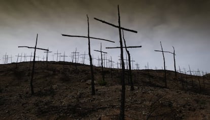 Algunas de las cruces del bosque dise&ntilde;ado por Sellar&egrave;s