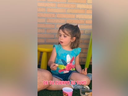María, de cinco años, habla con su padre sobre el consentimiento. El video se ha hecho viral