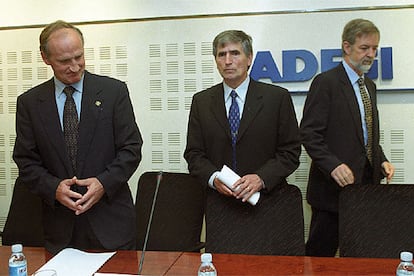 Romn Sodupe, presidente de la Diputacin de Guipzcoa; Jos Mara Alkorta, empresario, y Jos Ramn Beloki, entonces diputado de Economa, en julio de 2000.