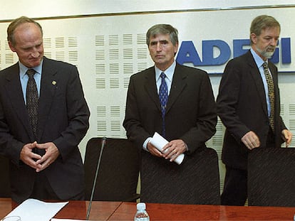 Román Sodupe, presidente de la Diputación de Guipúzcoa; José María Alkorta, empresario, y José Ramón Beloki, entonces diputado de Economía, en julio de 2000.