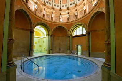 Una gran cúpula deja pasar la luz al interior de las piscinas del complejo termal de Friedrichsbad, en Baden-Baden (Alemania).