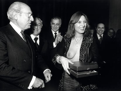 Una imagen histórica: Susana Estrada, con un pecho a la vista, junto a Enrique Tierno Galván, en 1978.