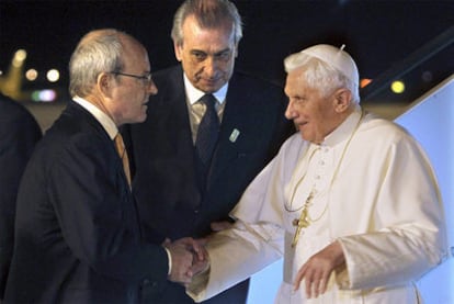 El Papa Benedicto XVI saluda al presidente de la GeneralitaT, José Montilla, a su llega al aeropuerto de El Prat de Barcelona, procedente de su vistita a Santiago de Compostela.