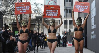 Activistas de PETA protestan contra el uso de pieles de animales exóticos en la industria de la moda, en Londres (Inglaterra).