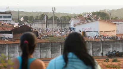 Parentes dos detidos em Alca&ccedil;uz, no dia 18. 