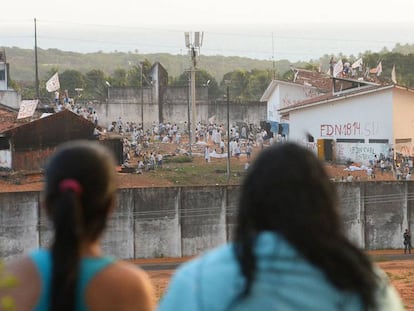 Parentes dos detidos em Alca&ccedil;uz, no dia 18. 