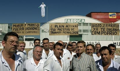 Trabajadores de C&aacute;rnicas Molina de Ja&eacute;n se manifiestan ante la fabrica.