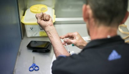 Un heroinómano se inyecta heroína en la 'narcosala' Baluard de Barcelona.