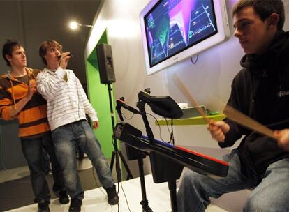 Jóvenes en un ensayo musical improvisado en la muestra tecnológica e-Life.