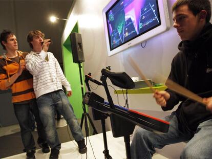 Jóvenes en un ensayo musical improvisado en la muestra tecnológica e-Life.