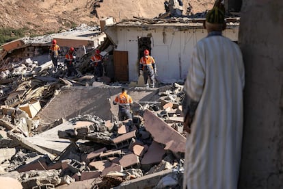 Voluntarios buscan supervivientes entre los escombros en la localidad de Talat N'Yacoub, al sur de Marraquech, este lunes.
