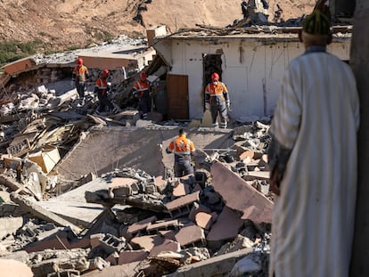 Voluntarios buscan supervivientes entre los escombros en la localidad de Talat N'Yacoub, al sur de Marraquech, este lunes.