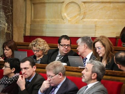 De izquierda a derecha, Núria Ventura, Marina Geli y Joan Ignasi Elena ocupan esta mañana la penúltima bancada en el Parlament.