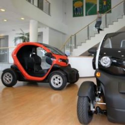 Dos modelos Twizy en un concesionario de Madrid.