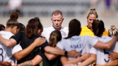 Christy Holly entrenador del Racing Louisville.