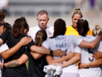 Christy Holly entrenador del Racing Louisville.