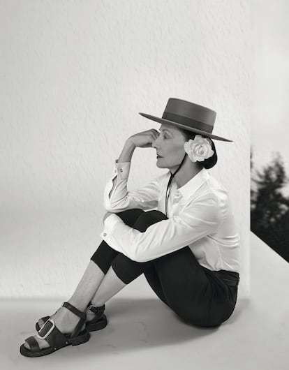 Aquí, con sombrero cordobés de Flora Albaicín, camisa de Lacoste, pantalón de Roberto Cavalli y sandalias de Givenchy; emulando una célebre fotografía de Louise Dahl-Wolfe de 1942.