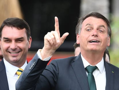 O presidente Jair Bolsonaro ao lado do filho, o senador Flávio Bolsonaro, em lançamento de seu partido, Aliança Pelo Brasil. 