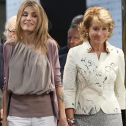 La Princesa de Asturias, acompañada por la presidenta de la Comunidad de Madrid, Esperanza Aguirre, y la directora de Cibeles Madrid Fashion Week, Cuca Solana, durante su visita a Cibeles que se inaugura hoy en el Pabellón 14 de Ifema.