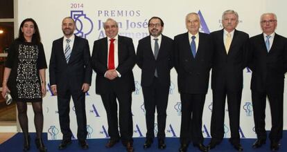 De izquierda a derecha. Nerea Olazabal, Iñigo Pérez, Pedro Pascual, Pascal Gómez, Victoriano Martínez; Iñaki Garmendia y Antonio Nogueiras en la entrega de premios Juan José Azurmendi.