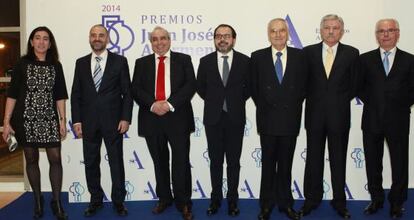 De izquierda a derecha. Nerea Olazabal, Iñigo Pérez, Pedro Pascual, Pascal Gómez, Victoriano Martínez; Iñaki Garmendia y Antonio Nogueiras en la entrega de premios Juan José Azurmendi. 