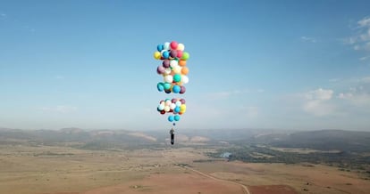 El británico Tom Morgan asciende hacia el cielo de Sudáfrica subido a una silla de acampada unida a varios globos de helio.