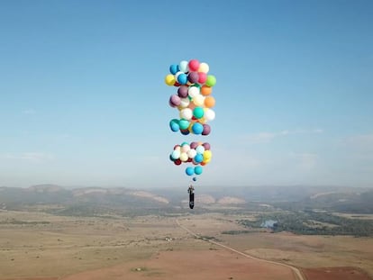 El británico Tom Morgan asciende hacia el cielo de Sudáfrica subido a una silla de acampada unida a varios globos de helio.