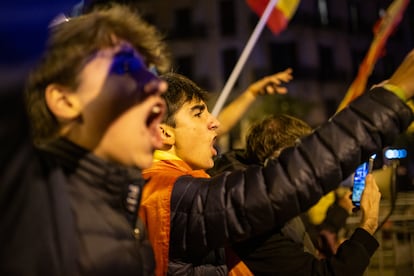 Jvenes gritando durante una protesta convocada por Revuelta frente a la Delegacin del Gobierno en Barcelona, ??el 10 de noviembre de 2023 en Barcelona.