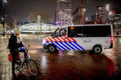 Un policía se dirige desde su vehículo a una ciclista este martes en Rotterdam.