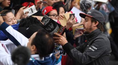 Fernando Alonso firma aut&oacute;grafos en Shangh&aacute;i en la previa del Grand Prix.