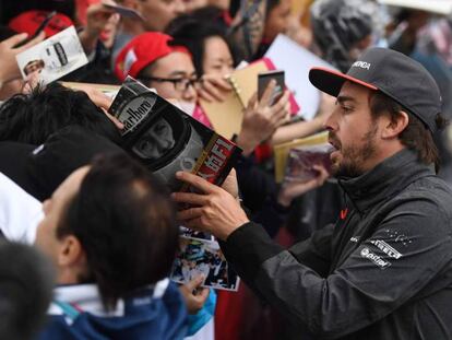 Fernando Alonso firma aut&oacute;grafos en Shangh&aacute;i en la previa del Grand Prix.