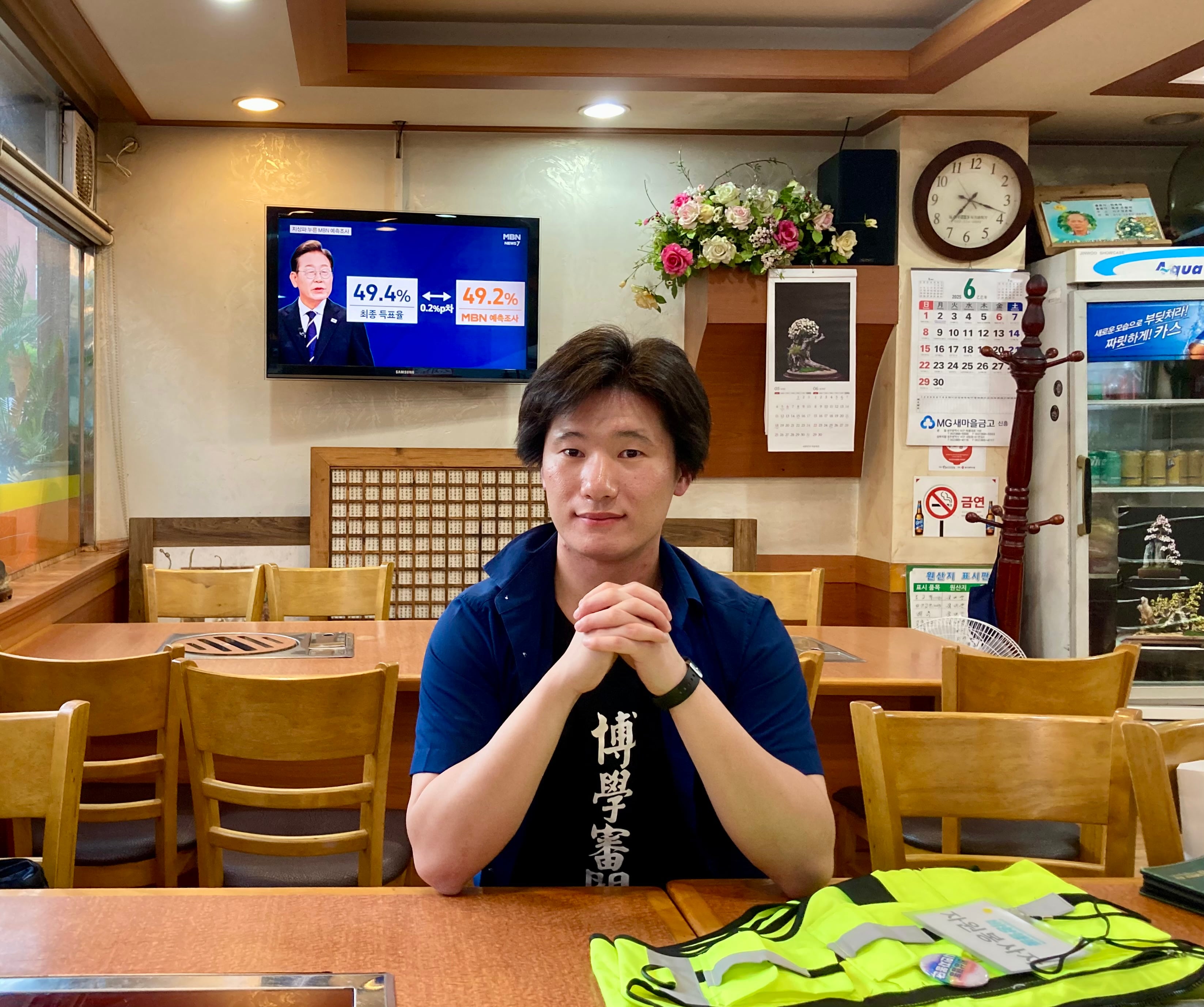 Lee Geon-woo, un estudiante y exmilitar de 24 años que participó en las protestas que reclamaban la caída del presidente Yoon Suk-yeol tras declarar la ley marcial el pasado diciembre, retratado el pasado 4 de junio en Gwangju.