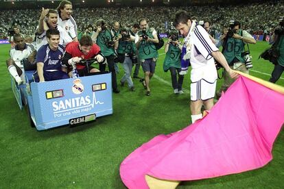 El Real Madrid se proclama campeón de Liga. En la imagen, en la celebración de la victoria, Raúl, con una capa torera, da un pase al carrito de la camilla móvil del estadio conducida por Iker Casillas, el 26 de mayo de 2001.