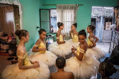 Los miembros de una de las mejores academias de baile de Brasil decidieron ofrecer una alternativa a las condiciones de vida, a menudo desesperadas, de las favelas de Río de Janeiro. Pusieron en marcha una escuela de ballet en la favela de Manguinhos, a la que acuden 250 niñas para experimentar la sensación de felicidad, ir a la escuela y hacer viajes al Teatro Municipal. El fotógrafo ruso Evgeny Makarov, residente en Alemania, acompañó a las estudiantes de ballet de Manguinhos en sus paseos por la favela, durante el entrenamiento en la escuela y en una comunidad que les hace felices.