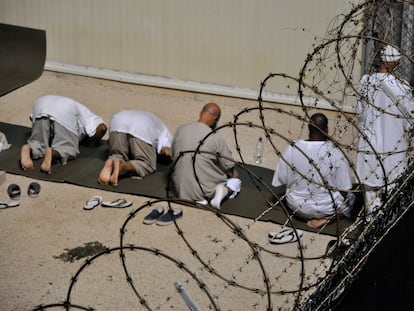 Varios detenidos, en la prisión de la base militar estadounidense en Guantánamo, Cuba, en una foto de archivo.