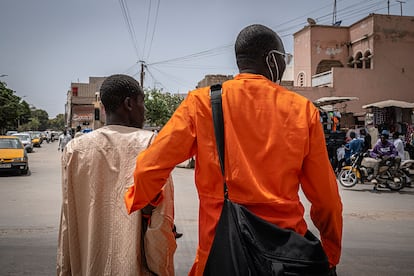 Seck acompa?a a Mamadou a su lugar habitual, un parque en los alrededores de Patte dOie en Dakar el 6 de julio.