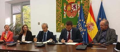 Firma del convenio entre Andema y la FEMP.