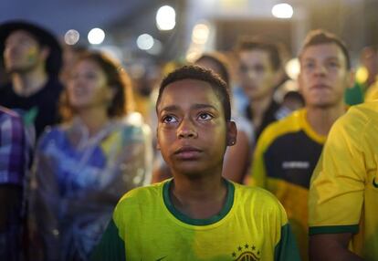 Un ni&ntilde;o llora la derrota de Brasil en Copacabana
