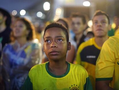 Uma criança chora na derrota do Brasil em Copacabana.